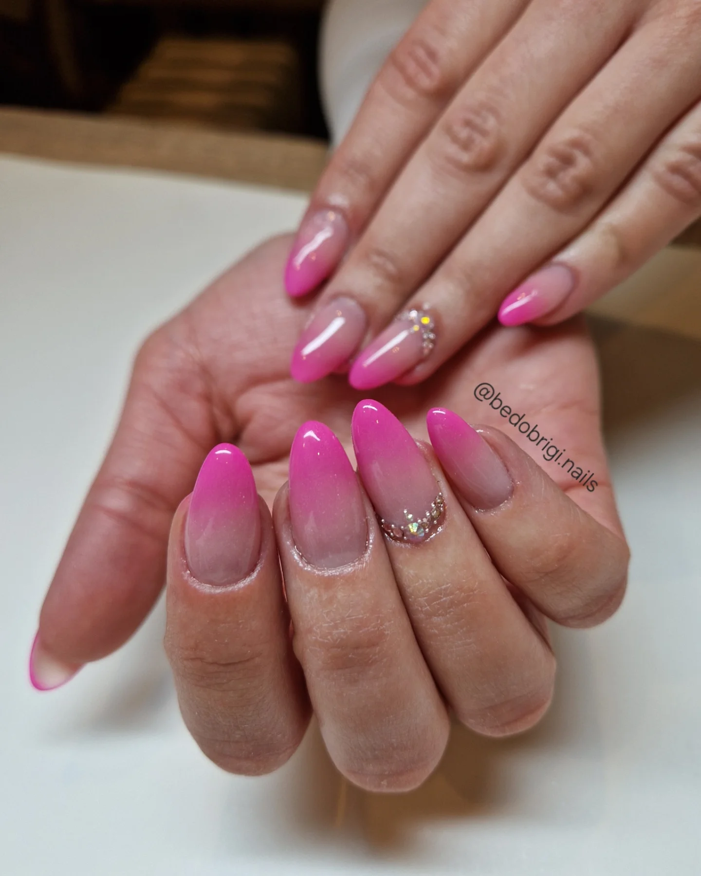 Pink ombré akrilzselé körmök apró köves díszítéssel